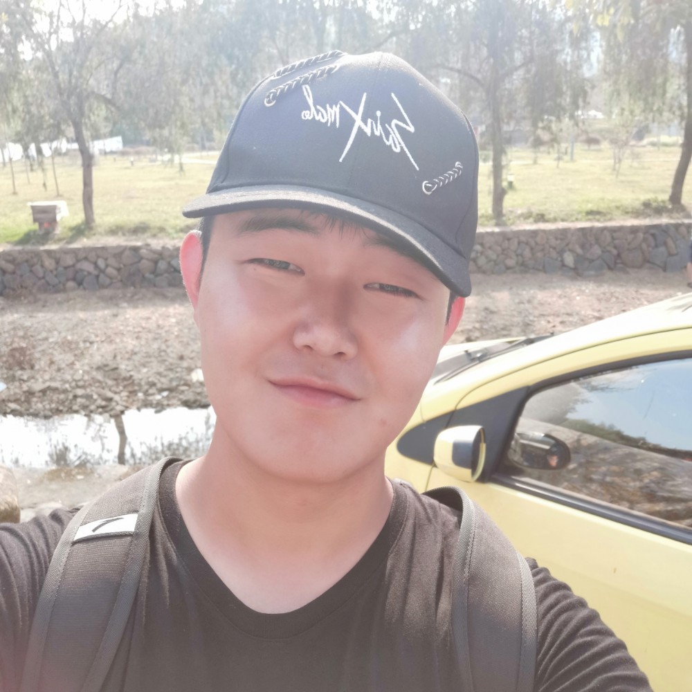 过客凝眸精明的照片