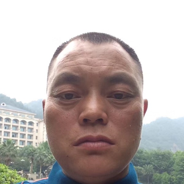 体贴挽手御姐的照片