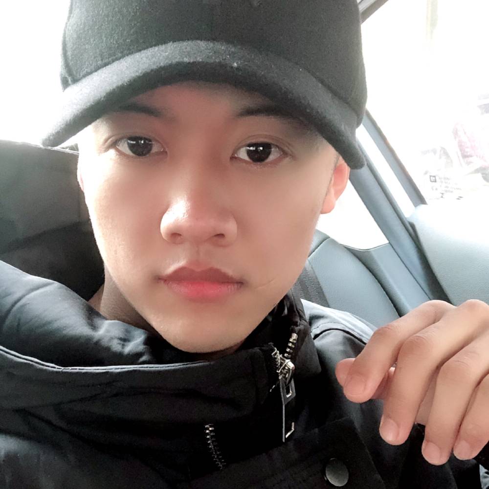 年轻吃醋小男孩的照片
