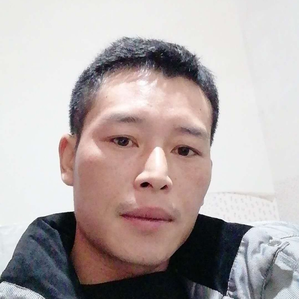 脚踏七色云彩的照片