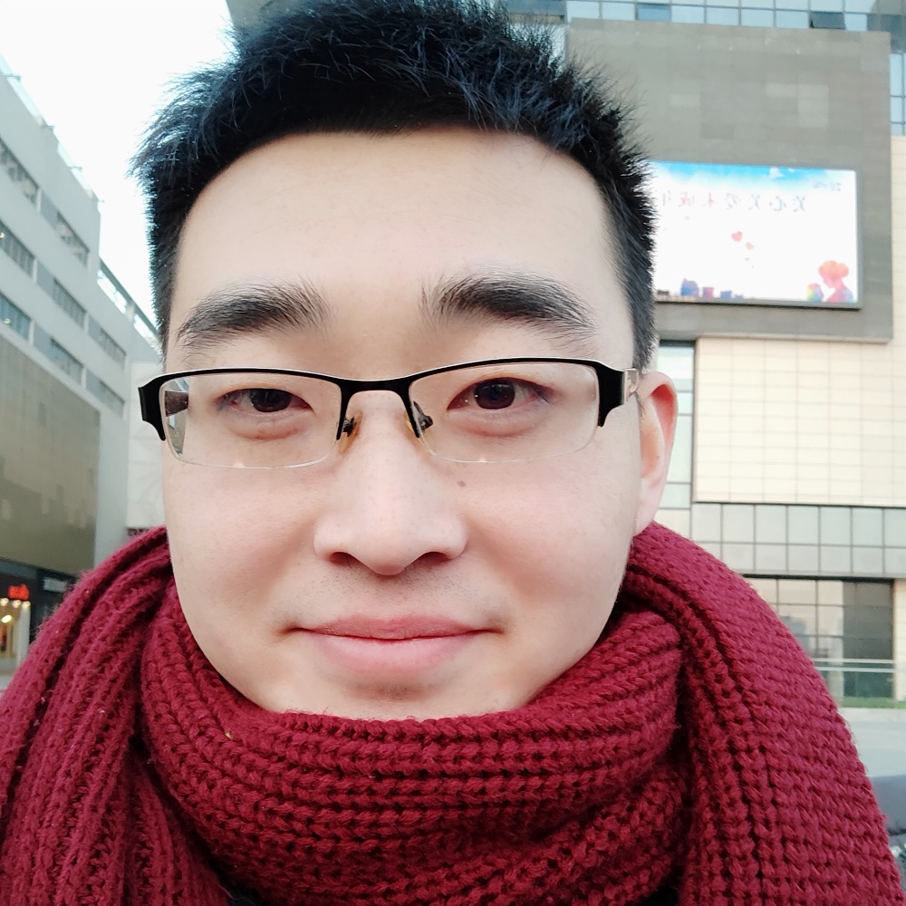 烟囱下的男孩的照片