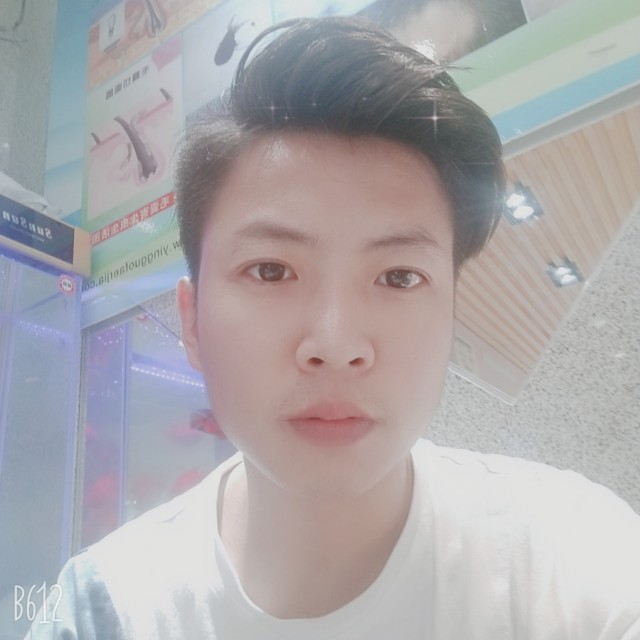 路灯下的身影的照片