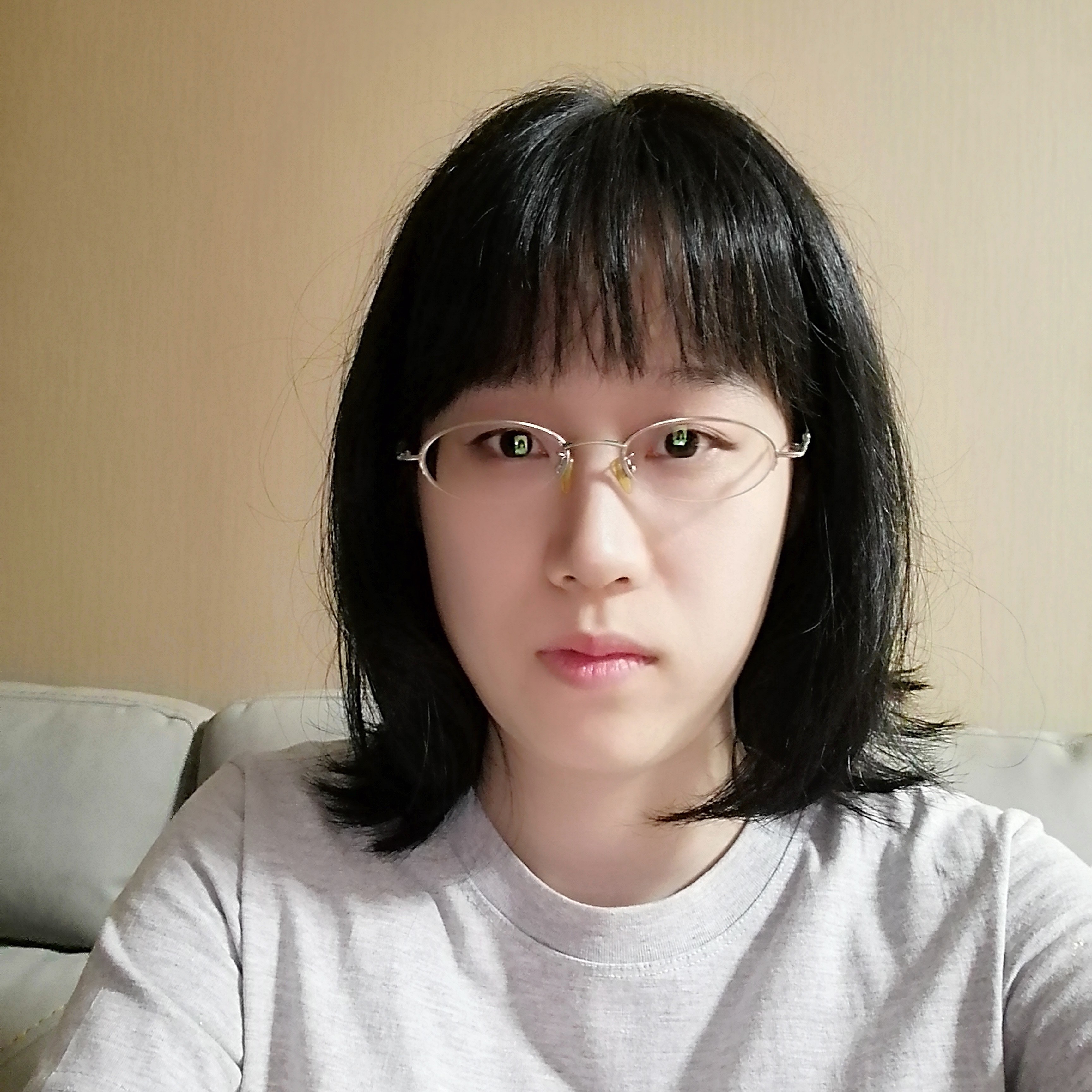 夜空下的白玫瑰的照片