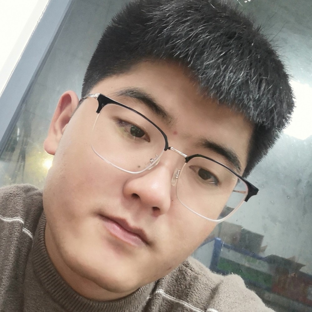 稳重浅吻微笑的照片