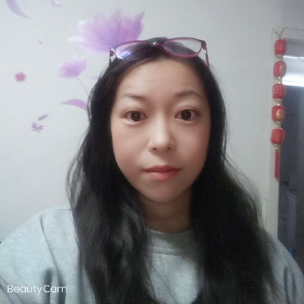 高山挽手包容的照片