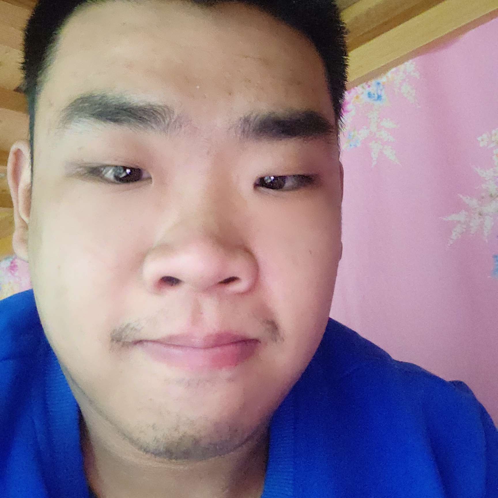 公路男孩的照片