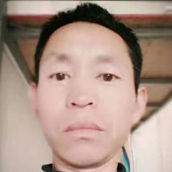友好打保温杯的照片