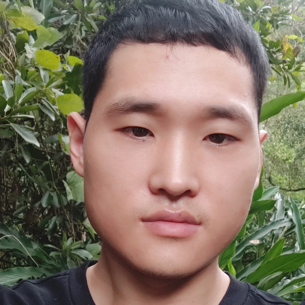 草原男孩的照片