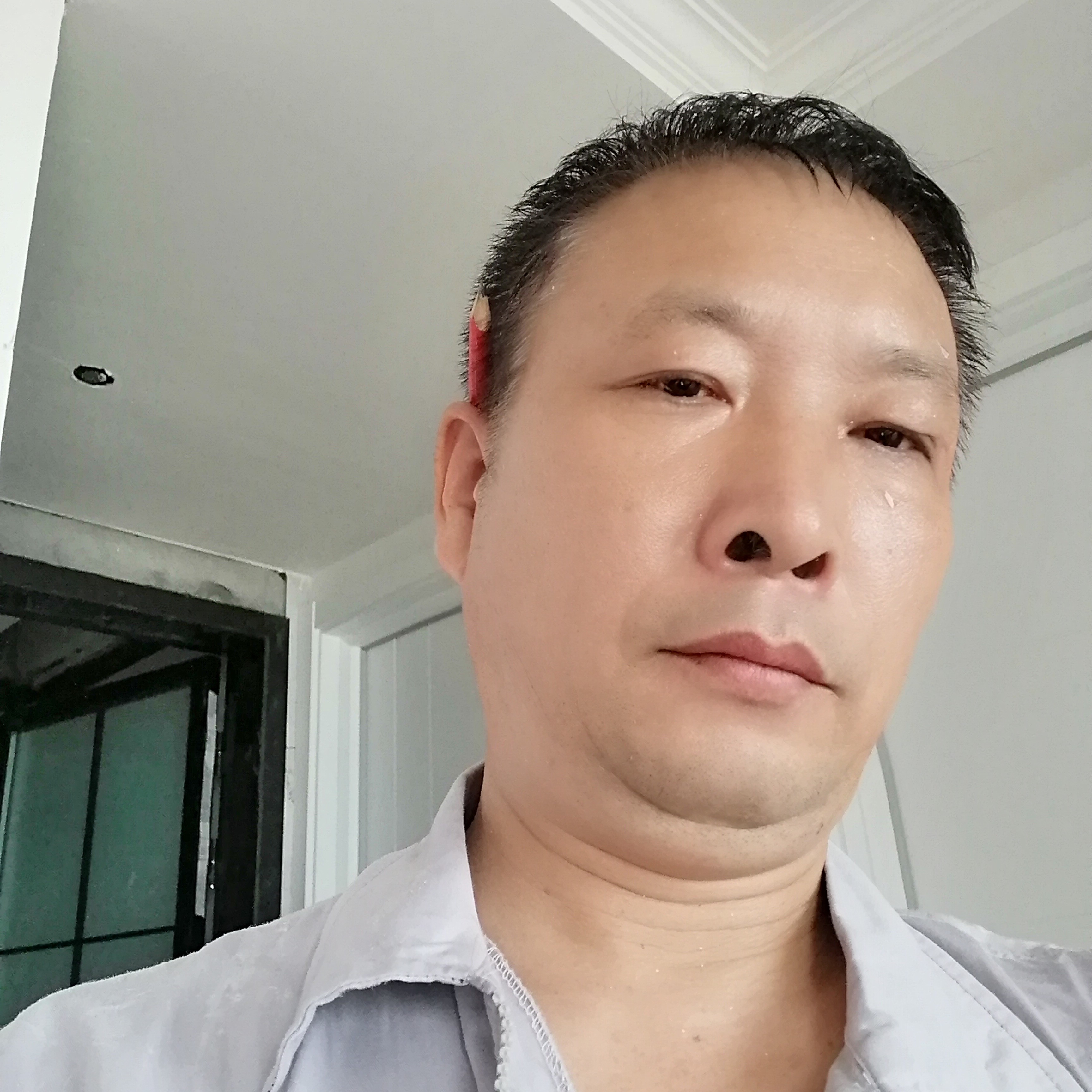 贤惠爱红酒的照片