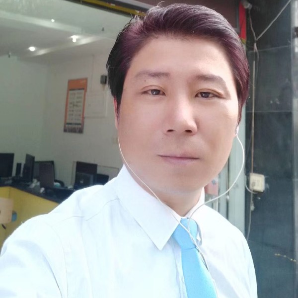 魁梧凝眸帅哥的照片