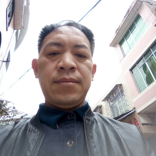 灵巧凝眸水池的照片