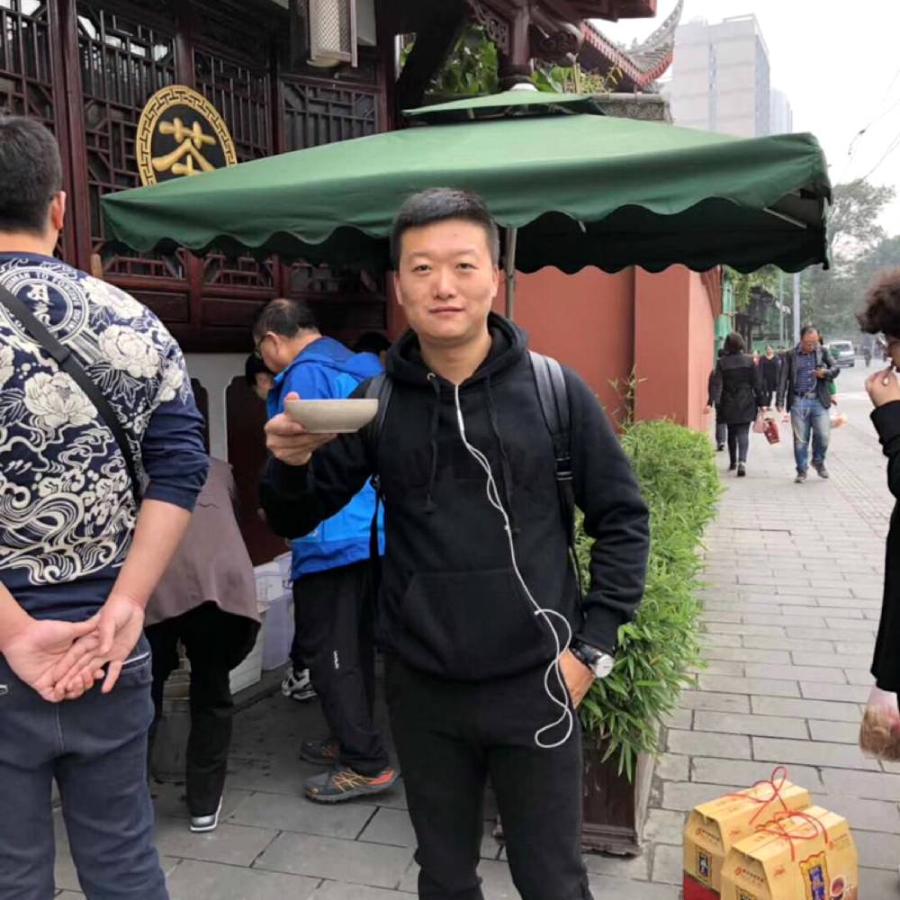化羽挽手认真的照片