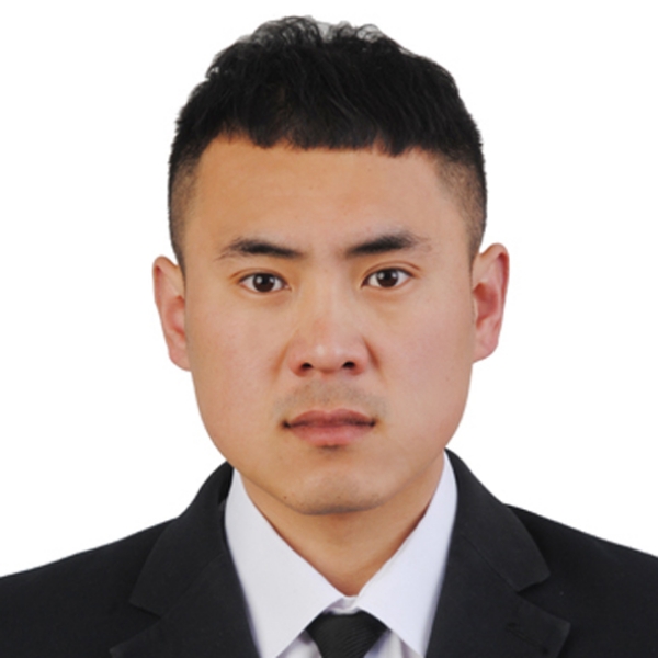 俊秀滑板的照片