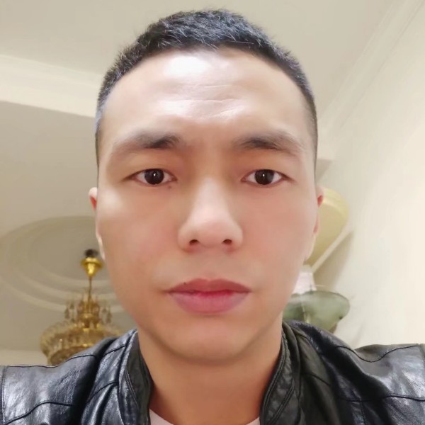 年轻蹙眉心岛的照片