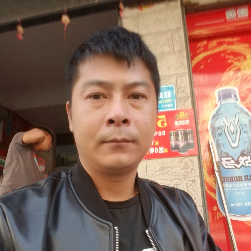 路人回首甜美的照片