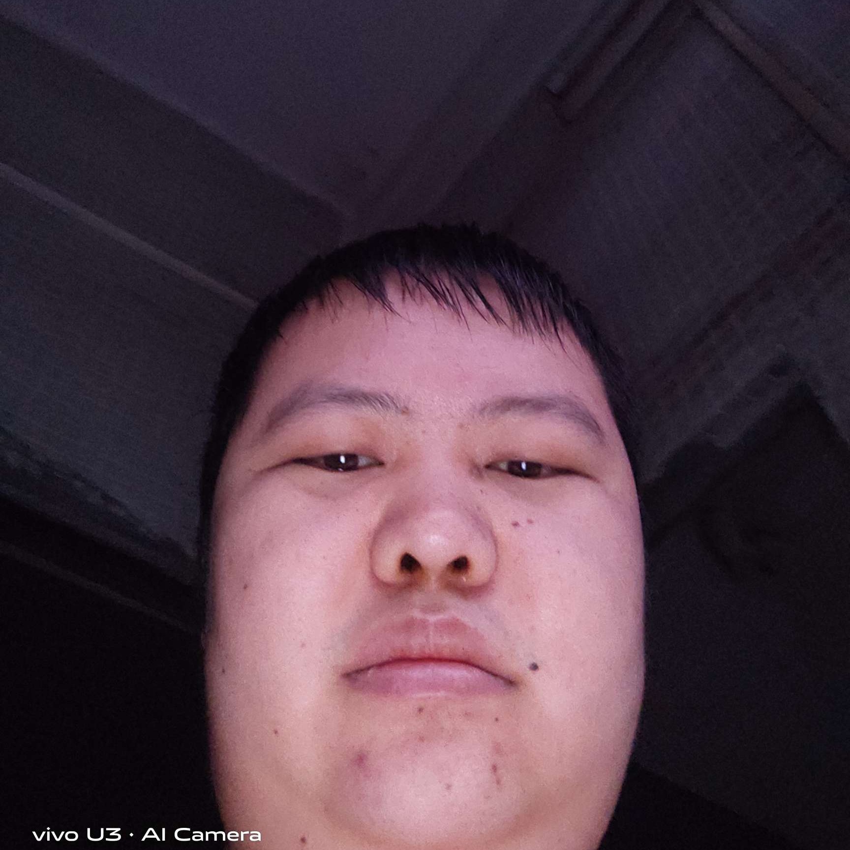 碧蓝闻戒指的照片