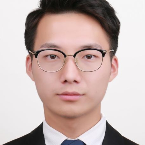 缥缈拿石头的照片