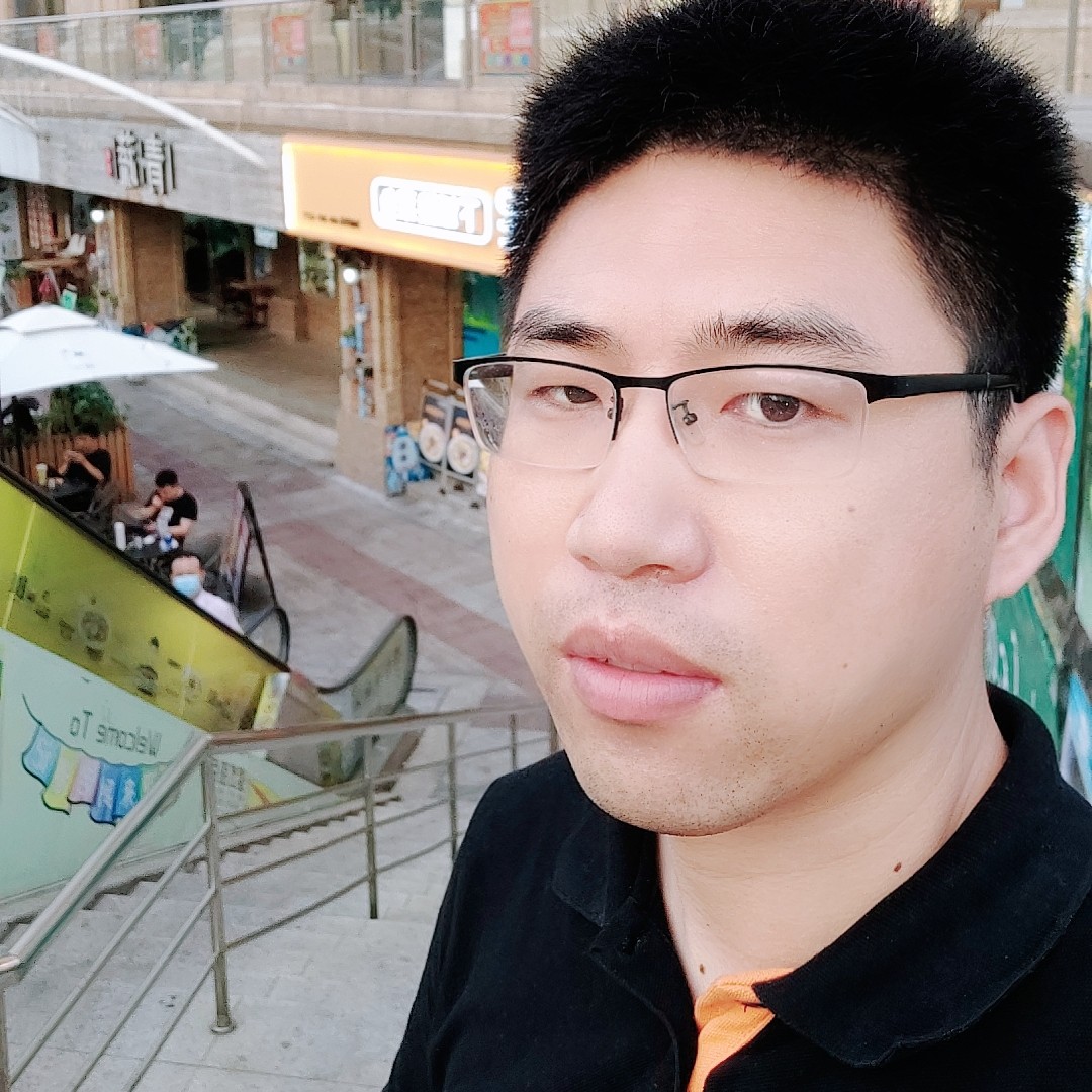 缥缈的帆布鞋的照片