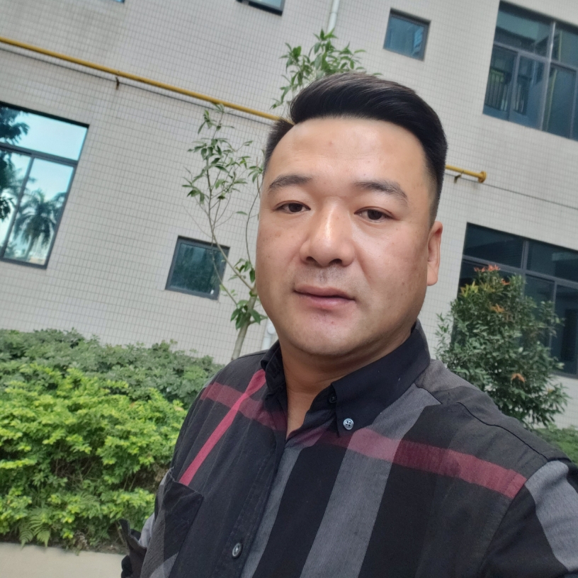 成熟的浩南的照片