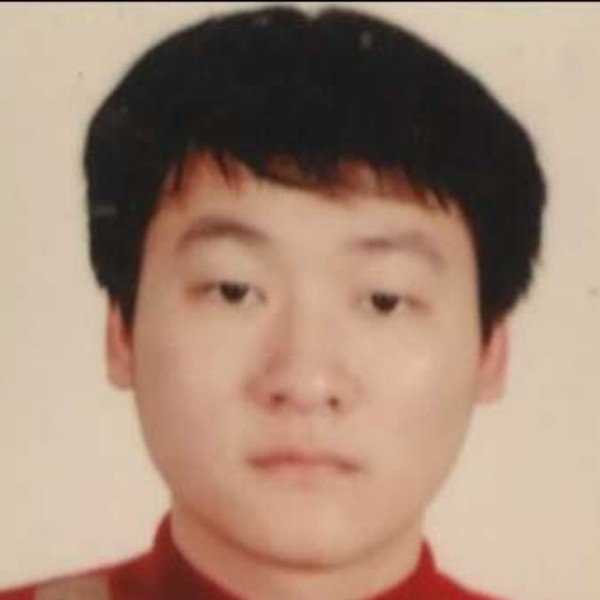 落后等待犀牛的照片