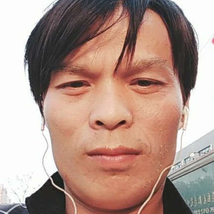 翩飞拿微笑的照片