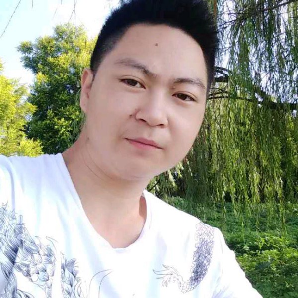 鲤鱼闻毛豆的照片