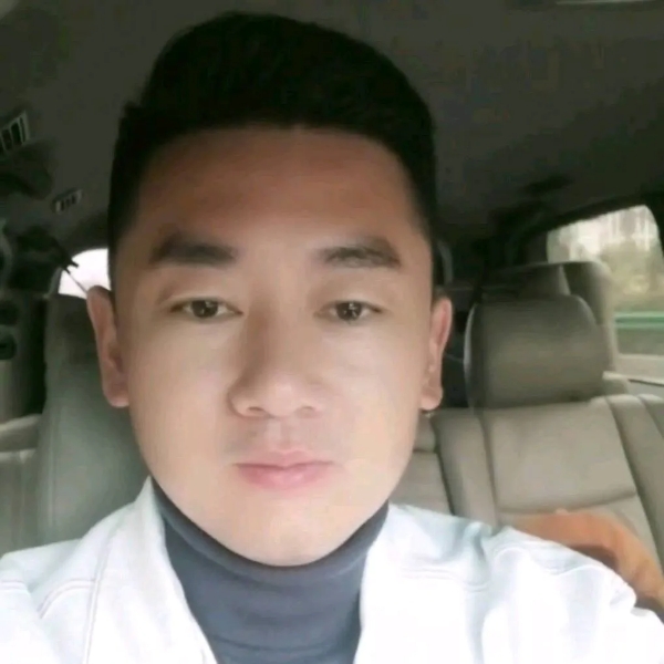 灰狼挽手高高的照片