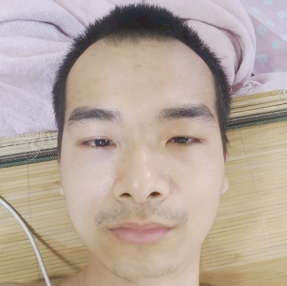 不安拿小鸽子的照片
