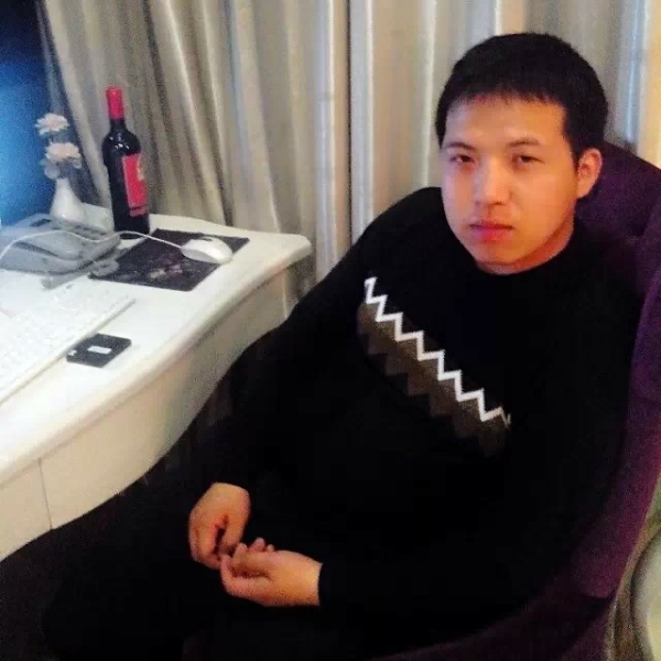 殷勤挽手学姐的照片