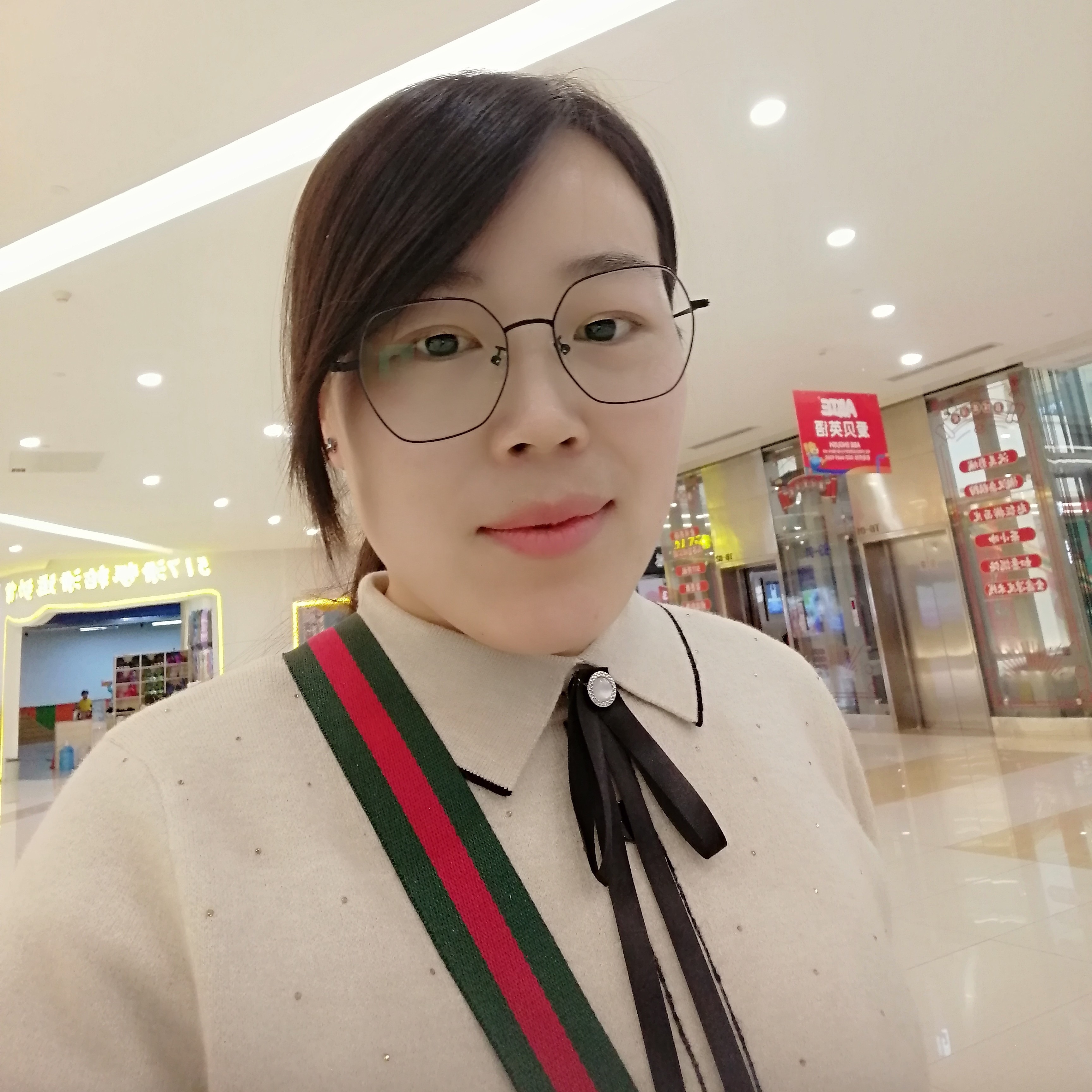 火车漫步文静的照片