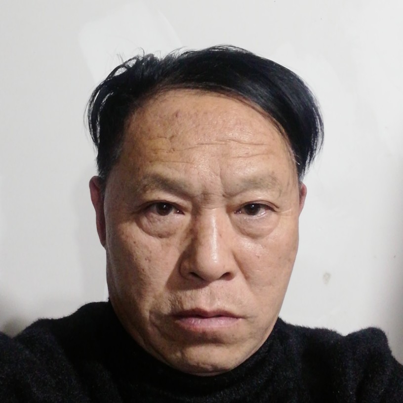 单纯拿鸡翅的照片