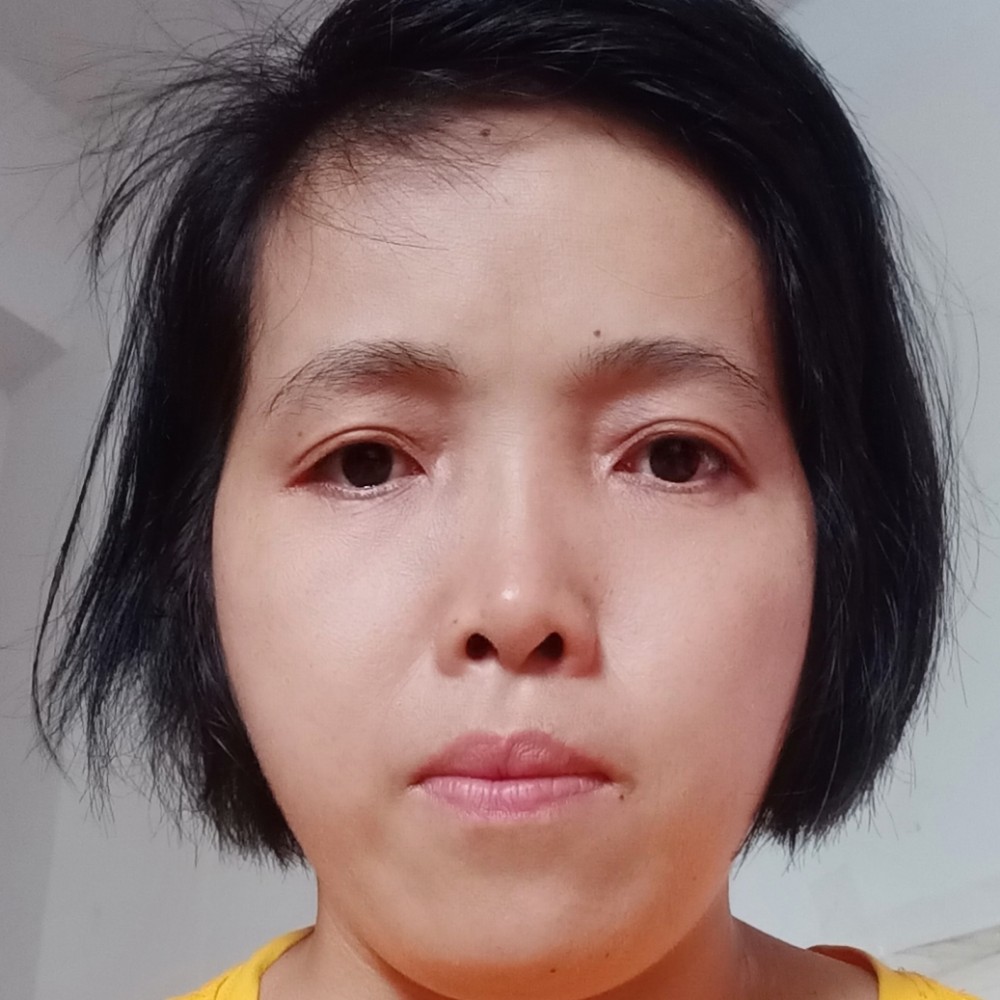 英俊凝眸蓝天的照片