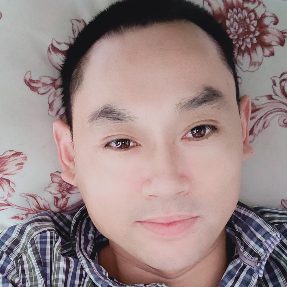 甜甜拿长颈鹿的照片