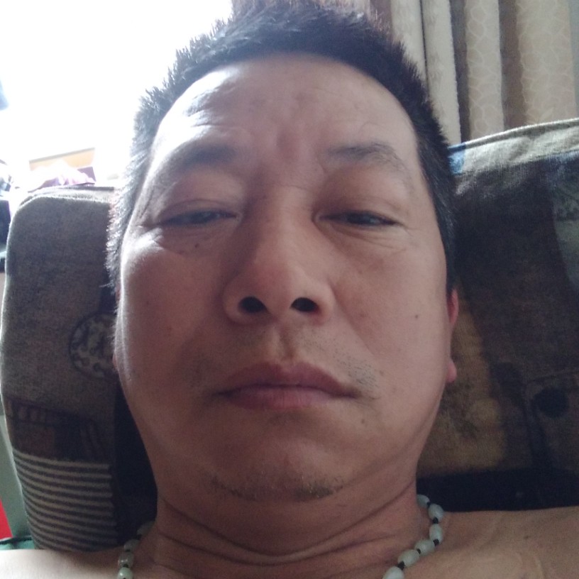 空中飞翔的翅膀的照片