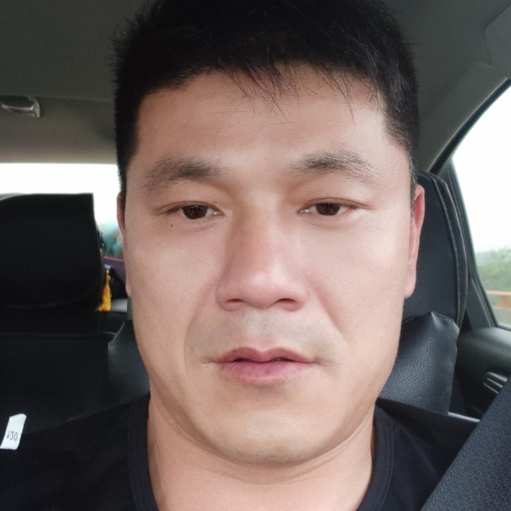 小伙挽手柔弱的照片