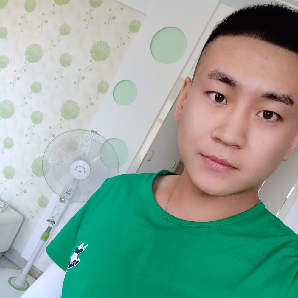 忧郁拿发夹的照片