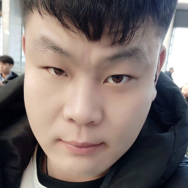 微笑再甜终是伪装的照片