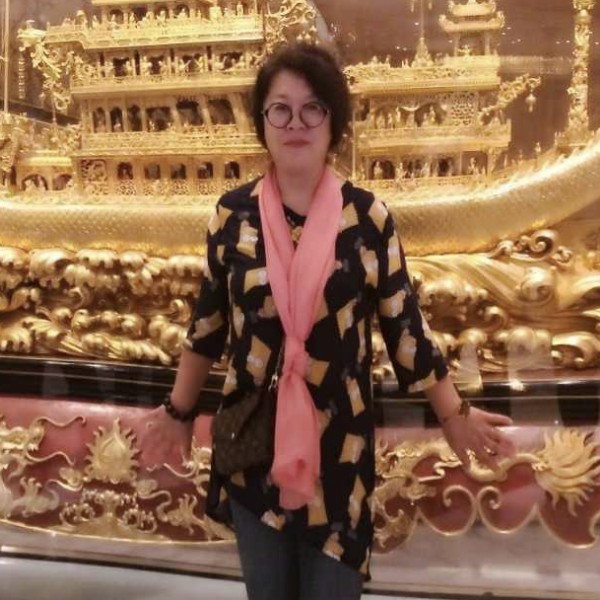 舒心深拥鞋子的照片