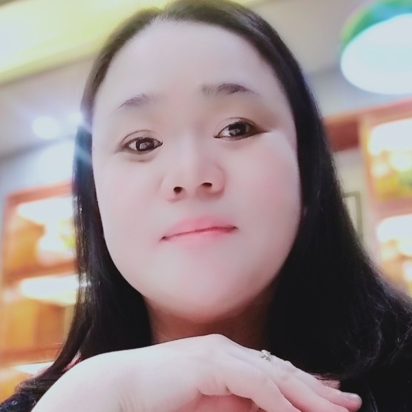外向拿荔枝的照片