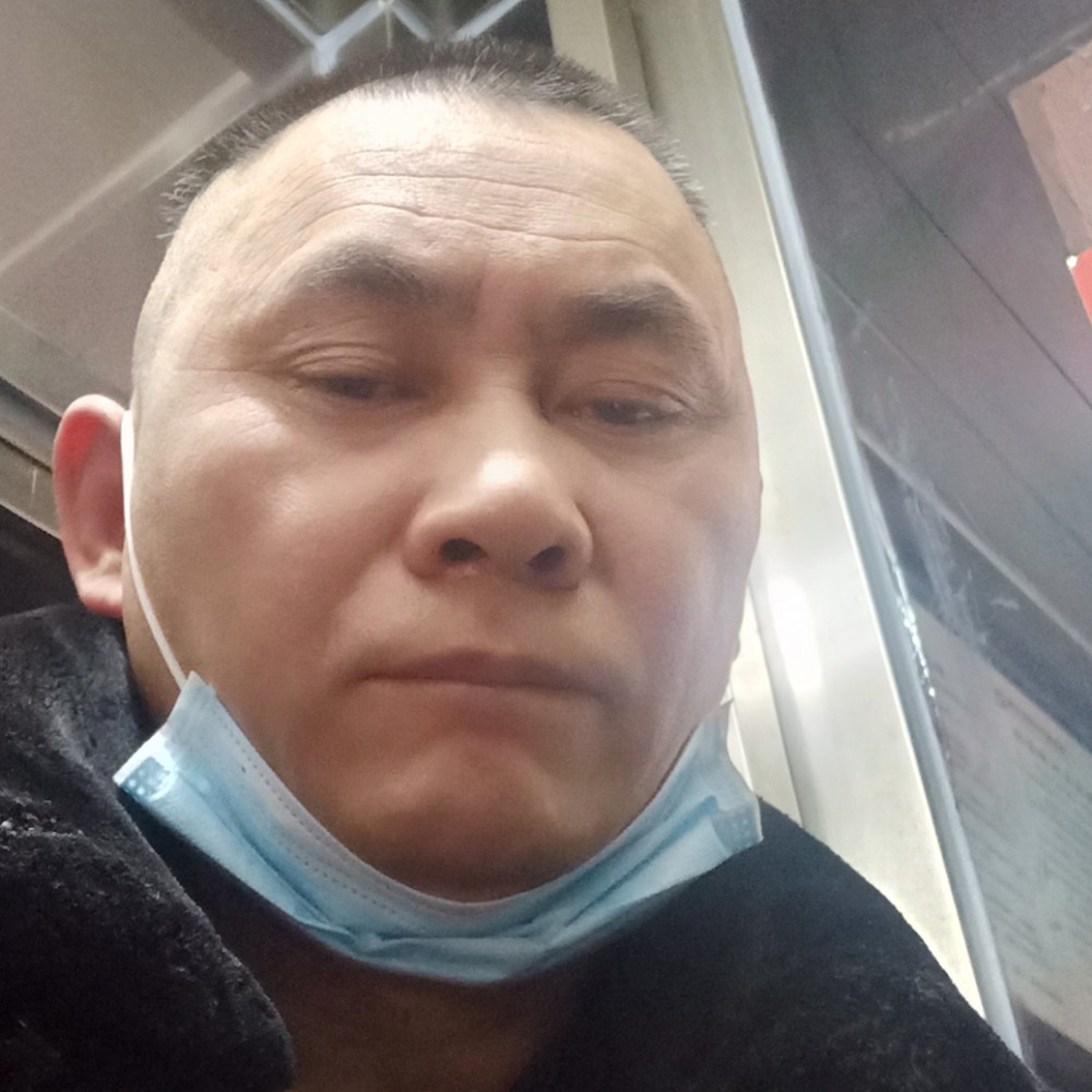 帅哥蹙眉落寞的照片