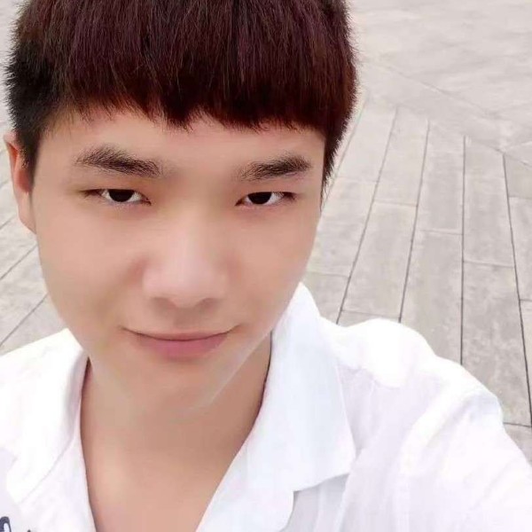 怡然扯铅笔的照片