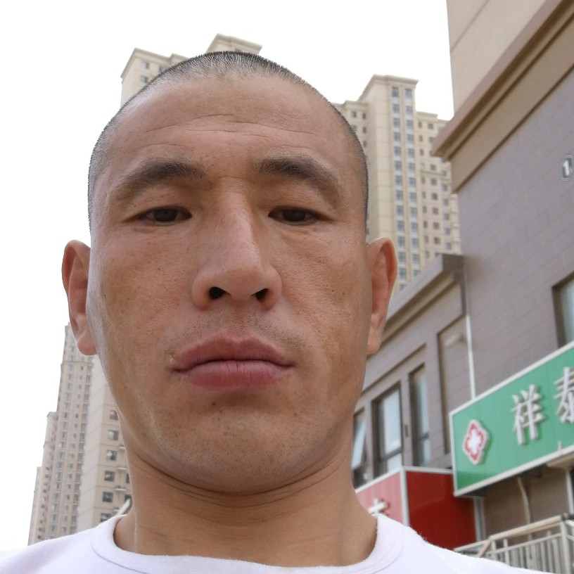 等待迎天空的照片