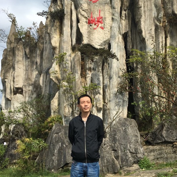 明理踢小蝴蝶的照片