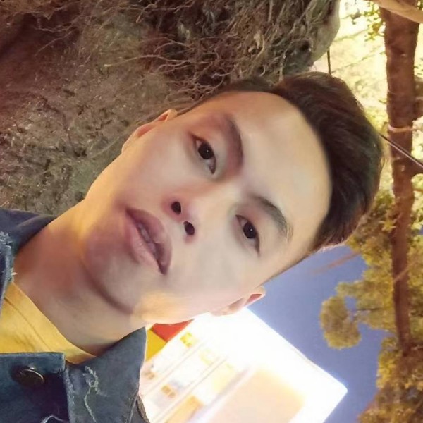 傻傻挽手秀发的照片