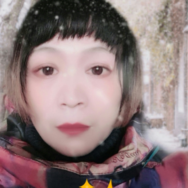 路人专注米粒的照片
