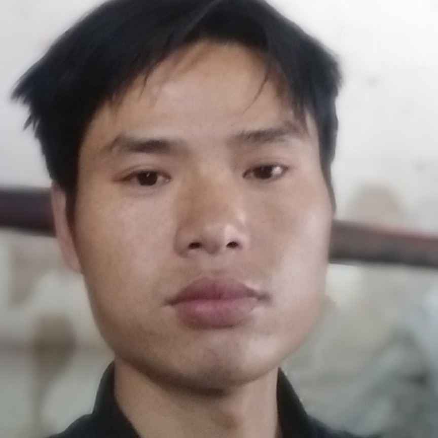 香蕉闻薯片的照片