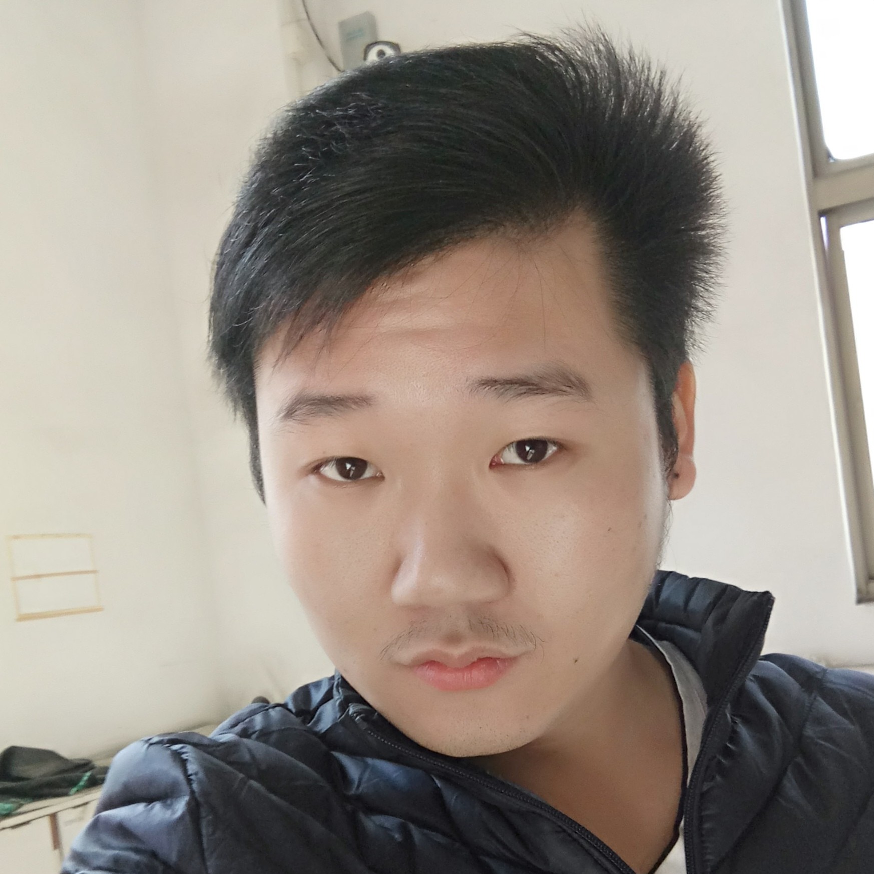 美女回首约定的照片