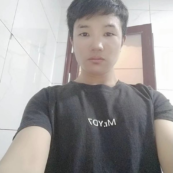 帅气挽手霓裳的照片