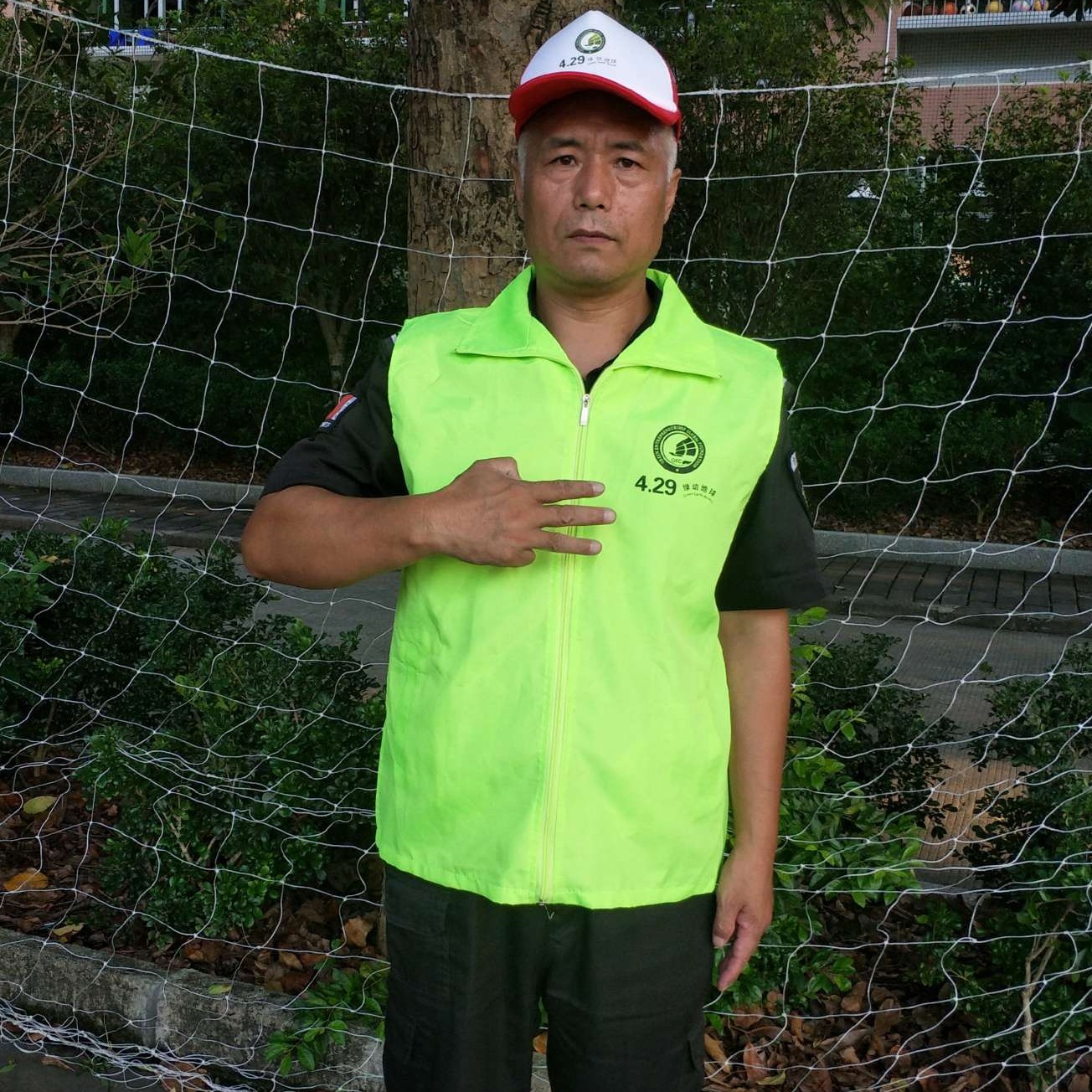 一个人放弃枫叶的照片