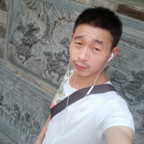 眯眯眼踢铃铛的照片